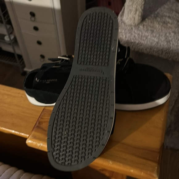 Koolaburra by UGG Buckle Sandals Platforms Black/White - Picture 4 of 11